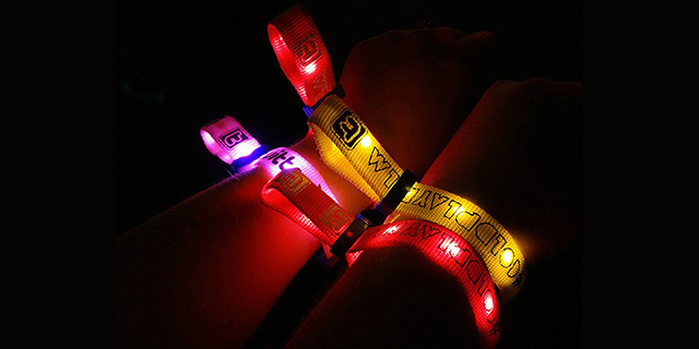 xylobands-light-up-wrists-at-coldplay-concert-640×320
